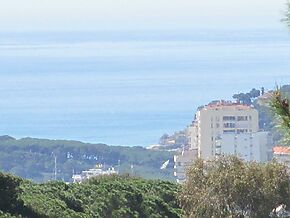 Terrain à construire dans un quartier résidentiel de Playa de Aro avec vue sur la mer et la montagne.