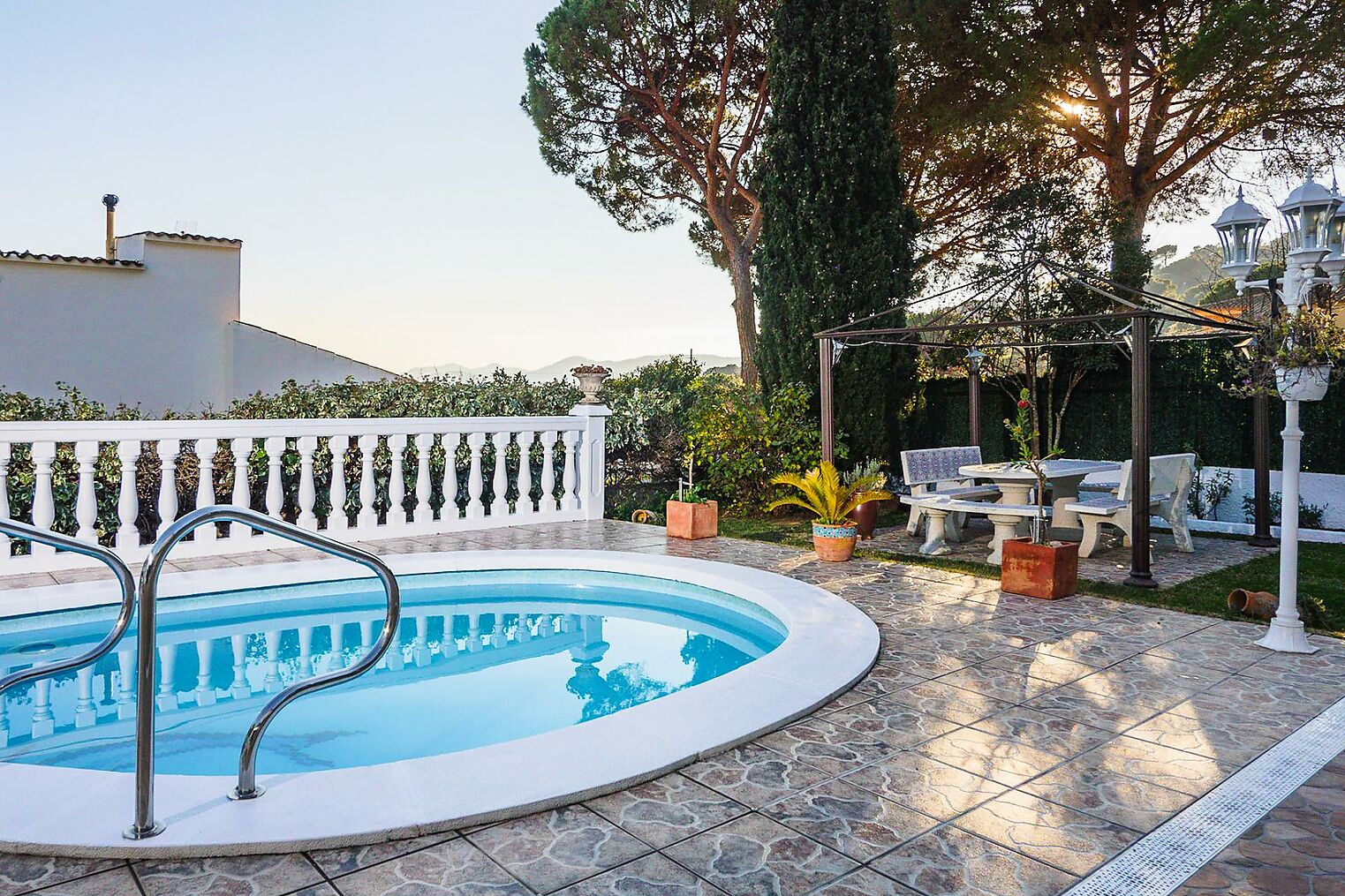 Single storey detached villa with pool.