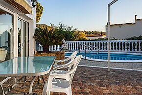 Single storey detached villa with pool.