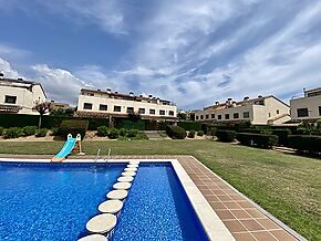 Townhouse with pool in Palamós