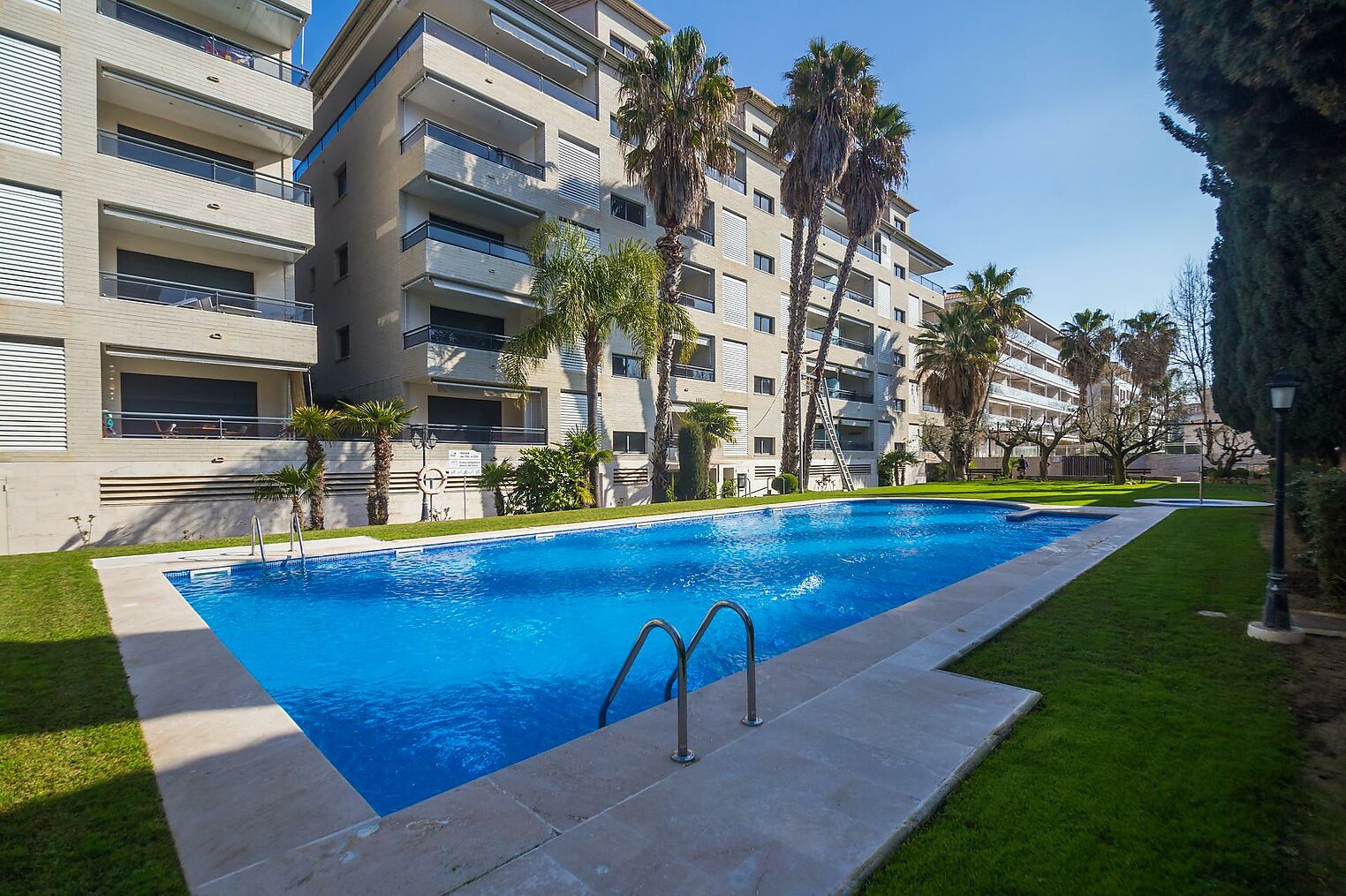 Apartamento moderno en la zona del puerto de Platja d'Aro, con piscina comunitaria