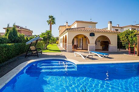 Villa with Swimming Pool &amp; Walking Distance to the Beach