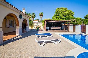 Villa with Swimming Pool &amp; Walking Distance to the Beach