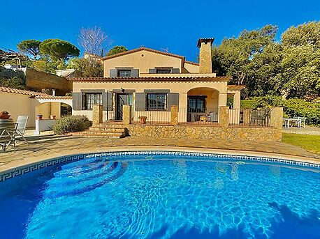 Bonita casa con piscina en venta en Calonge
