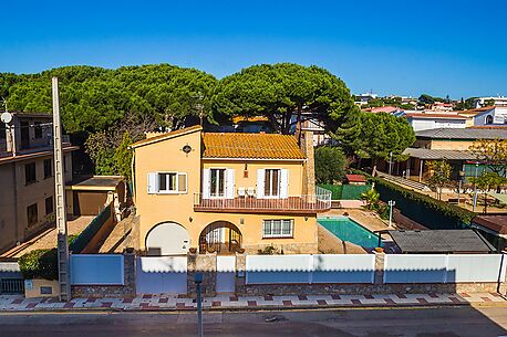 Preciosa casa unifamiliar en el centro de Playa de Aro. La propiedad consta de 4 dormitorios, 2 baños y estudio independiente