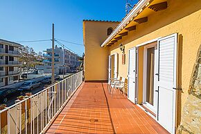 Preciosa casa unifamiliar en el centro de Playa de Aro. La propiedad consta de 4 dormitorios, 2 baños y estudio independiente