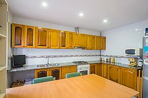 We find this spacious ground floor apartment in Palamós, only a few minutes away from the centre