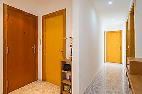 We find this spacious ground floor apartment in Palamós, only a few minutes away from the centre