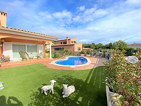 Fantàstica i  lluminosa casa d'una sola planta amb jardí i piscina