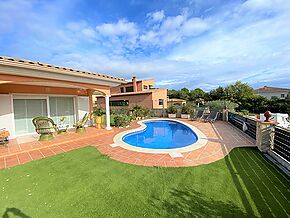 Fantàstica i  lluminosa casa d'una sola planta amb jardí i piscina