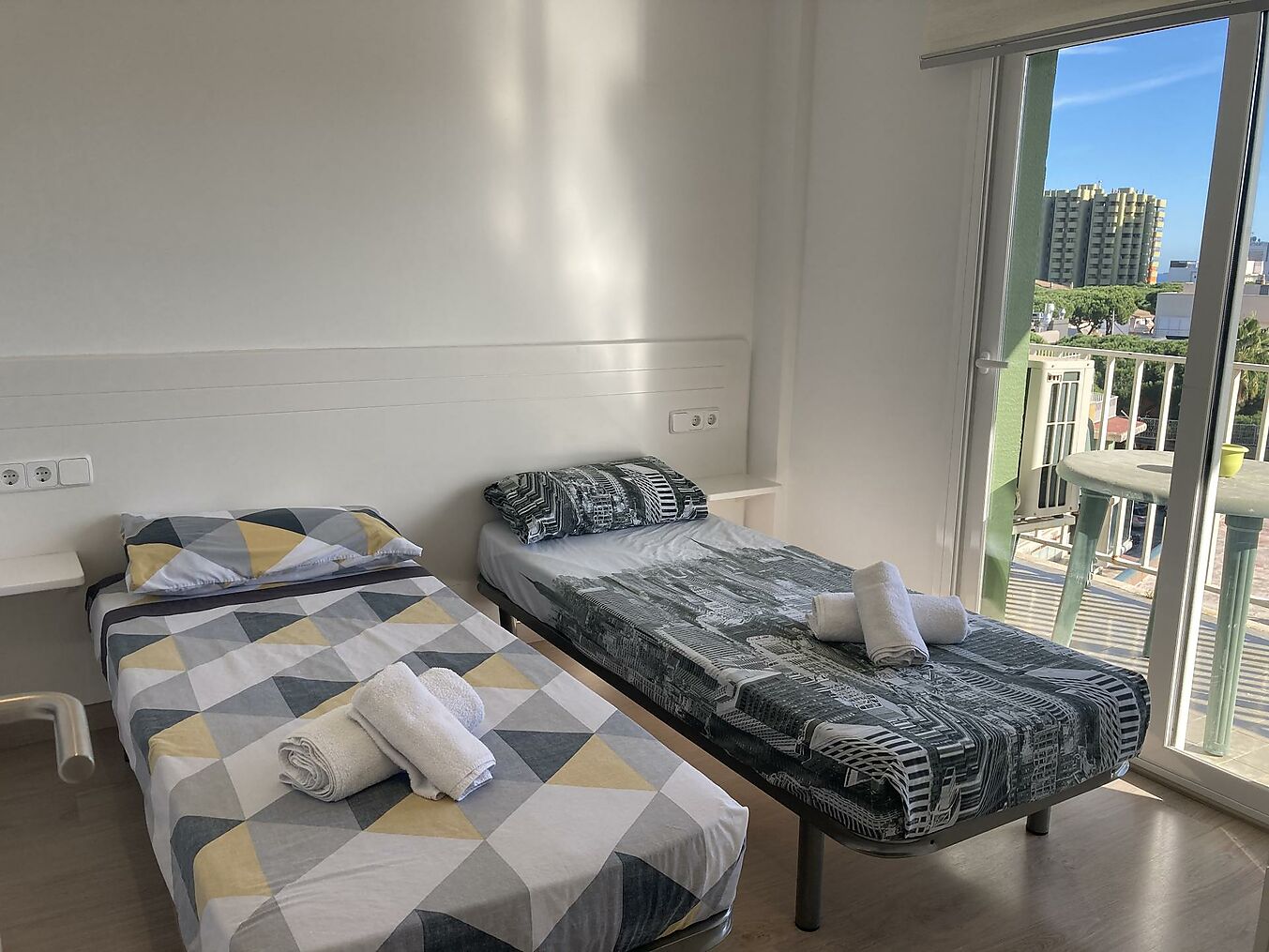 Precioso piso reformado de 2 dormitorios con vistas al mar en el centro de Playa de Aro.
