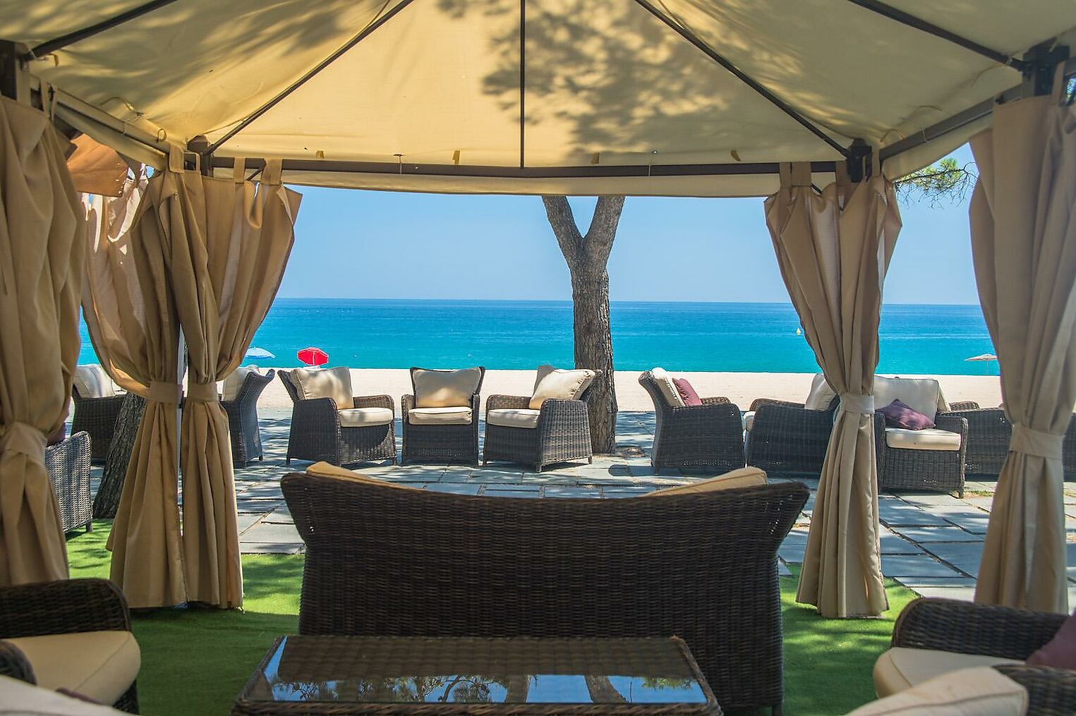 Fantastic 8 bedroom hotel in the frontline of Playa de Aro