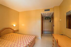 Fantastic 8 bedroom hotel in the frontline of Playa de Aro