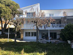 Casa adossada gran, espaiosa i renovada a S'Agaró, a poca distància a peu del mar