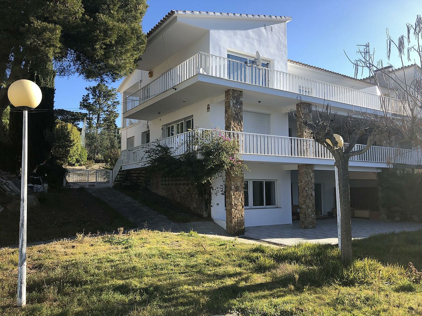 Casa adosada grande, espaciosa y renovada en S'Agaró, a poca distancia a pie del mar