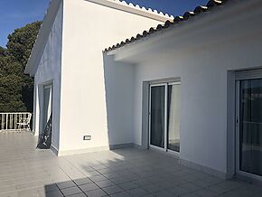 Casa adosada grande, espaciosa y renovada en S'Agaró, a poca distancia a pie del mar