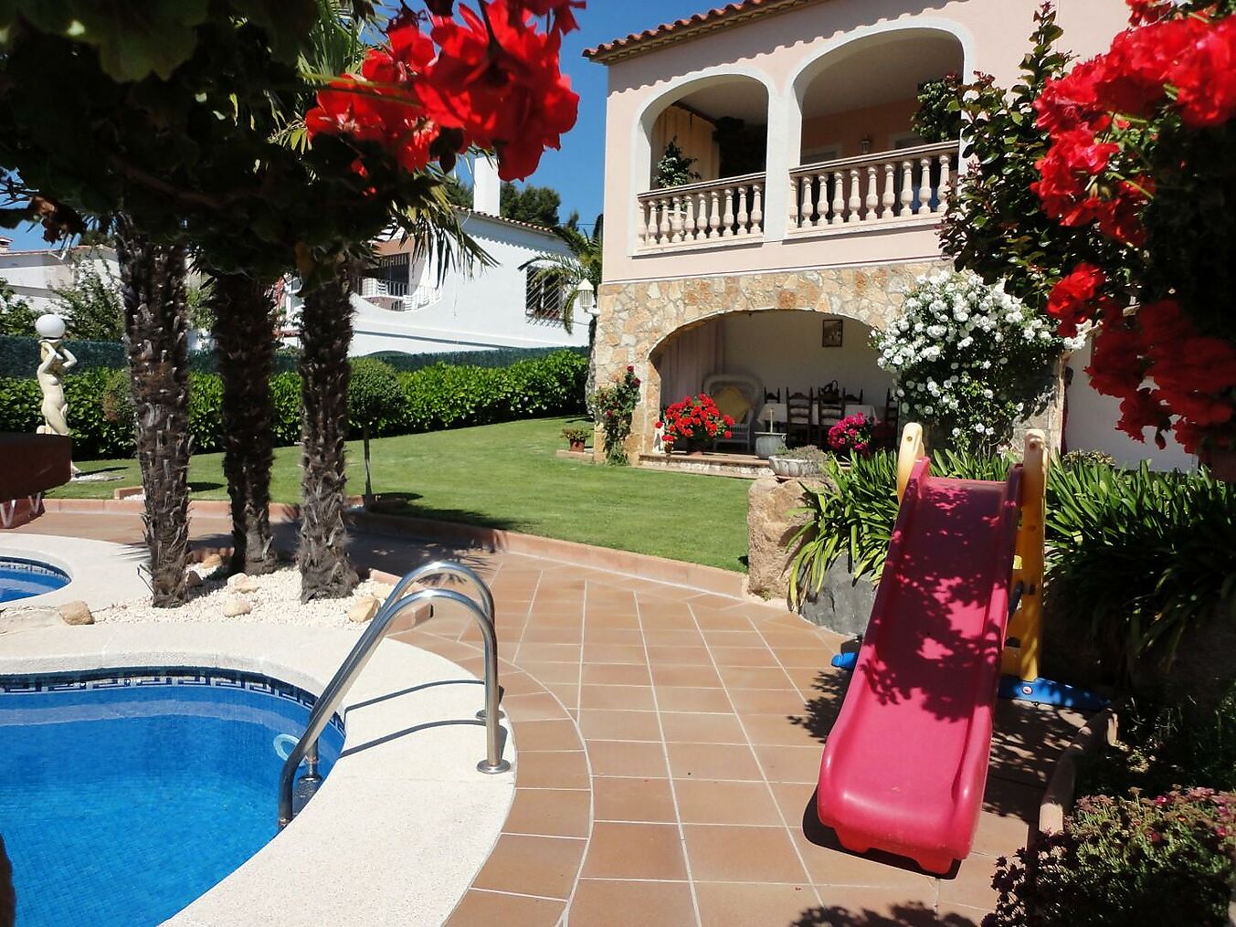 Magnificent 4 bedroom villa with sea views in exclusive S`Agaro.
