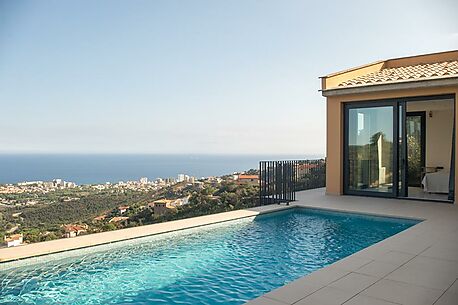 Preciosa casa con increibles vistas al mar. Situada en una zona realmente tranquila a un paso de Playa de Aro, del Golf de Mas Nou, y de la playa.