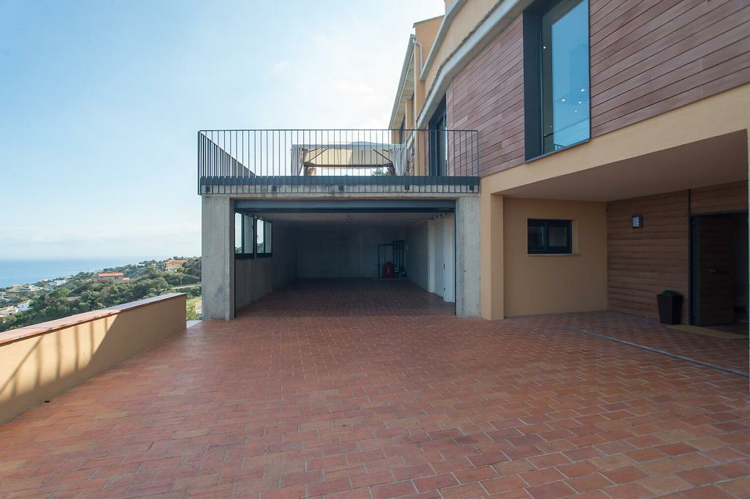 Large detached villa with stunning sea views. Located in the quiet, upmarket area of Mas Nou, close to all services in Playa d´Aro, and the nearby Mas