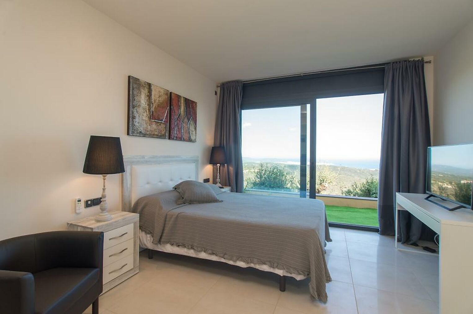 Large detached villa with stunning sea views. Located in the quiet, upmarket area of Mas Nou, close to all services in Playa d´Aro, and the nearby Mas