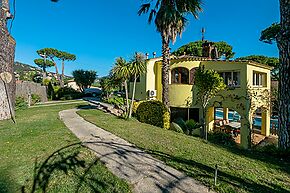 Gran casa independiente situada en una maravillosa parcela, en tranquila zona residencial, 10 minutos andando a la playa.