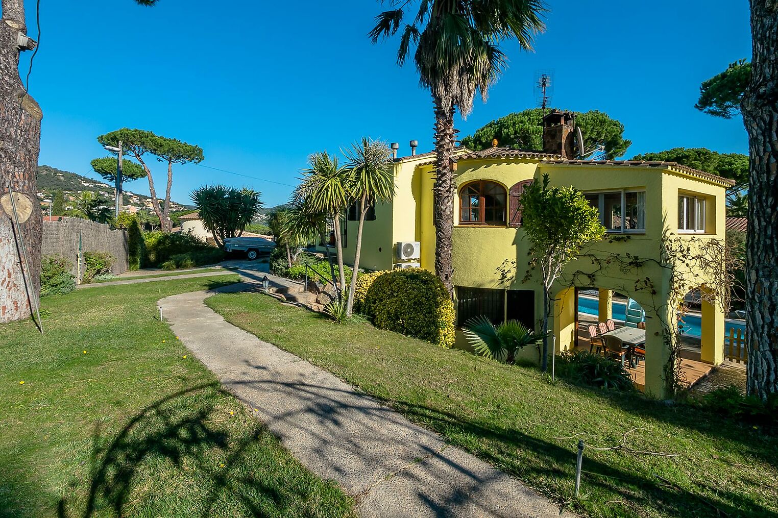 Grande maison individuelle située sur un magnifique terrain dans un quartier résidentiel calme, à 10 minutes à pied de la plage.