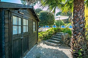 Grande maison individuelle située sur un magnifique terrain dans un quartier résidentiel calme, à 10 minutes à pied de la plage.