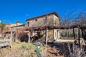 Rustic masia in need of some renovation