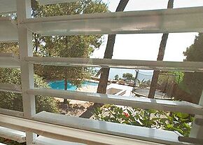Luxuese Villa dans une situation excellente avec la belle vue sur la mer.