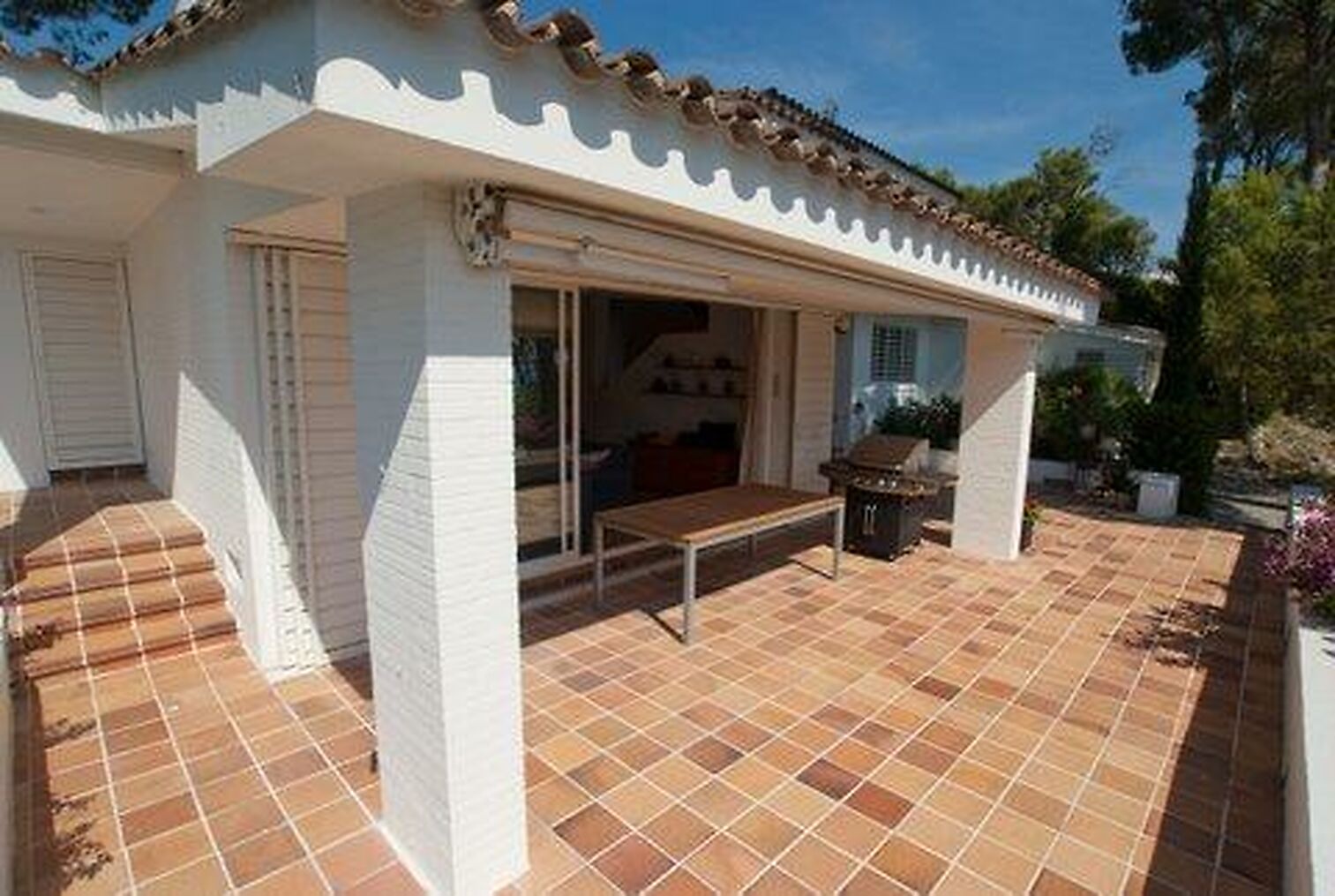 Luxury Villa in an excellent front line location with lovely sea views.