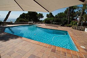 Luxury Villa in an excellent front line location with lovely sea views.