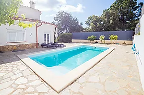 Detached Villa with Pool &amp; Separate Apartment