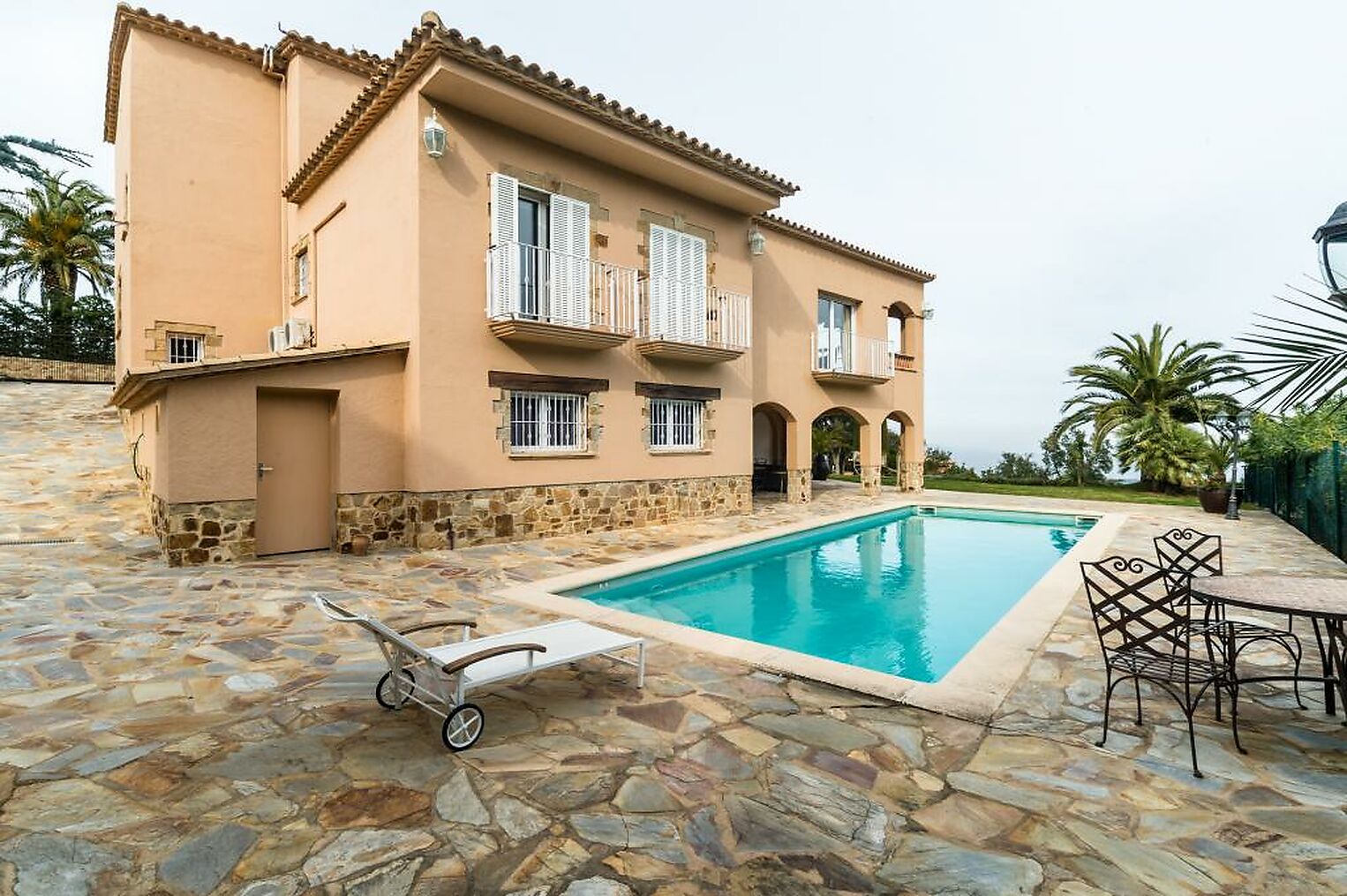 This large Villa is located in the exclusive area of Mas Nou, in Platja d'Aro.