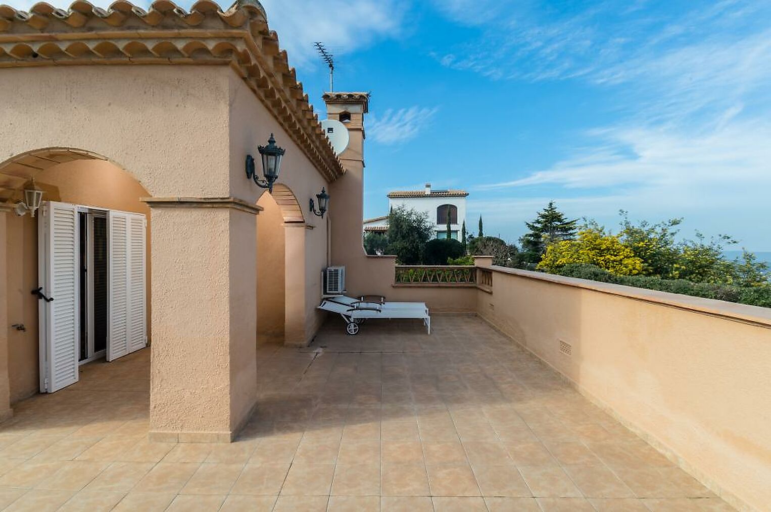 This large Villa is located in the exclusive area of Mas Nou, in Platja d'Aro.