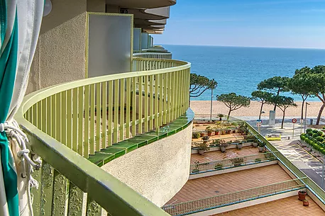 Beachfront apartment with sea views in Platja d'Aro