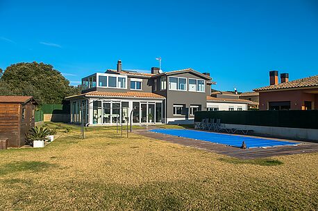 Gran casa moderna en Vall.llobrega con gran terreno y piscina privada.