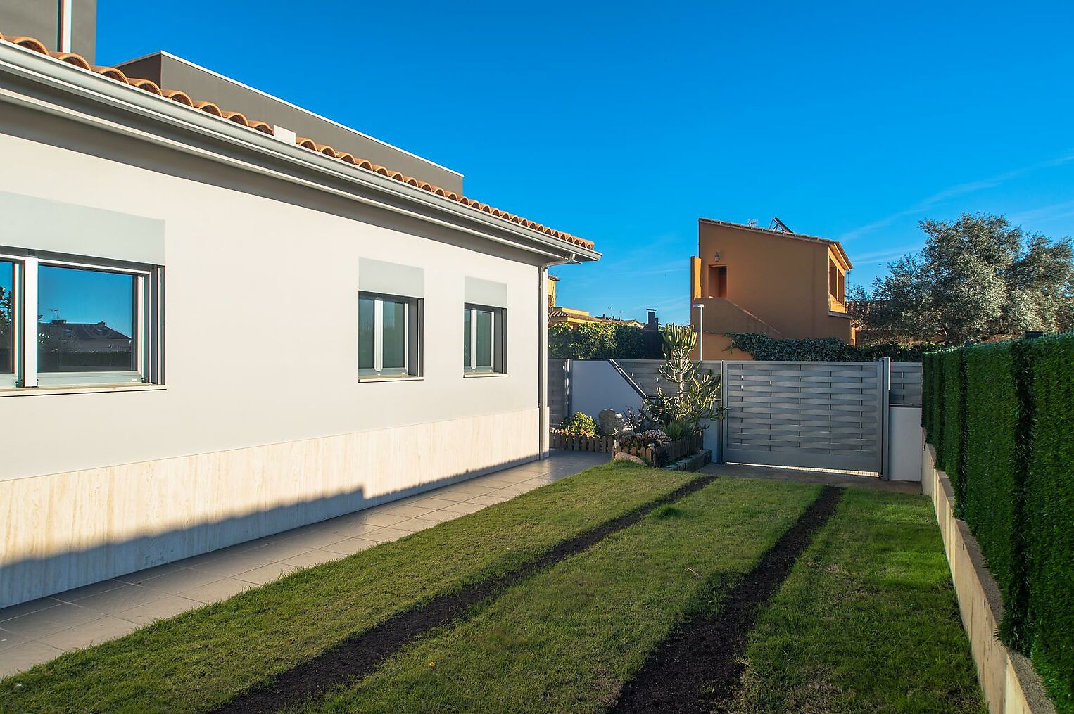 Grande maison moderne à Vall.llobrega sur un gran terrain et piscine privée.