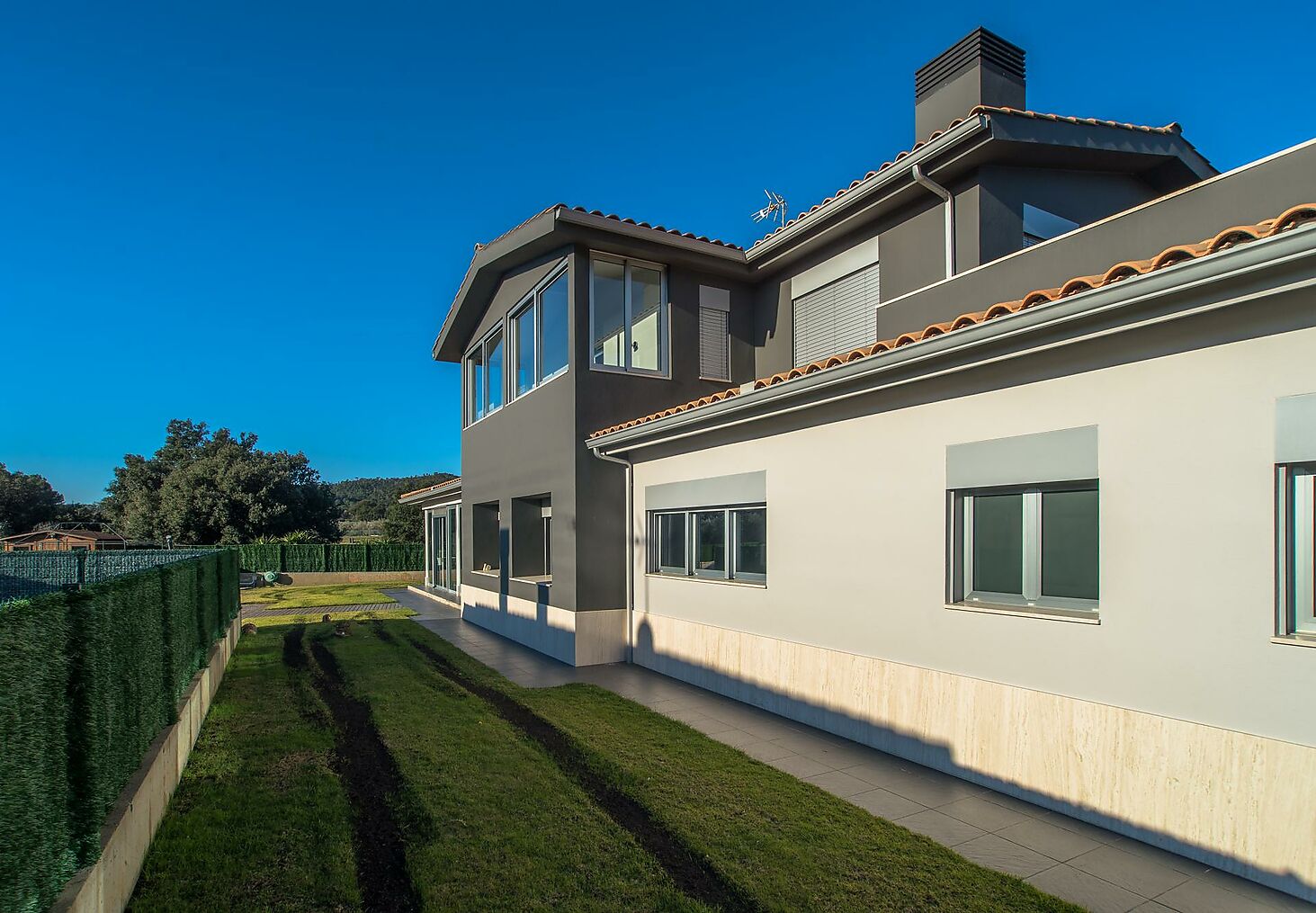 Grande maison moderne à Vall.llobrega sur un gran terrain et piscine privée.
