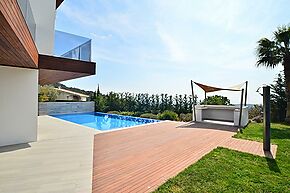 Propietat estil modern amb piscina i gran jardí situada a Platja d´Aro.