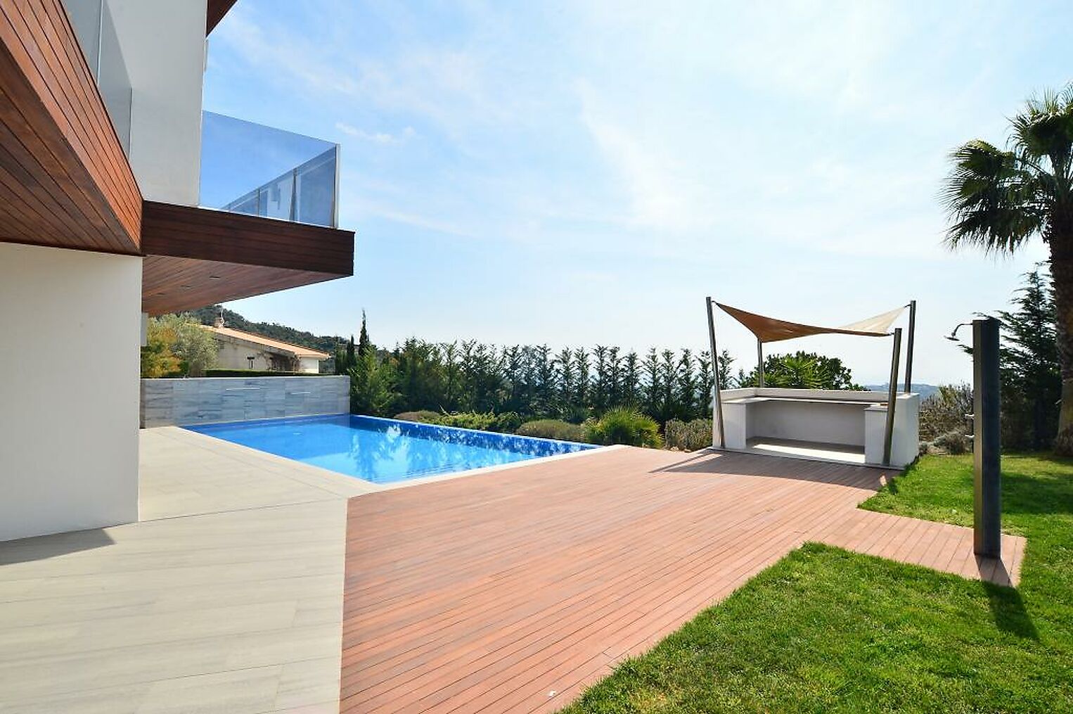 Propiedad estilo moderno con piscina y gran jardín situada en Playa de Aro.