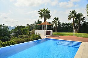 Propietat estil modern amb piscina i gran jardí situada a Platja d´Aro.