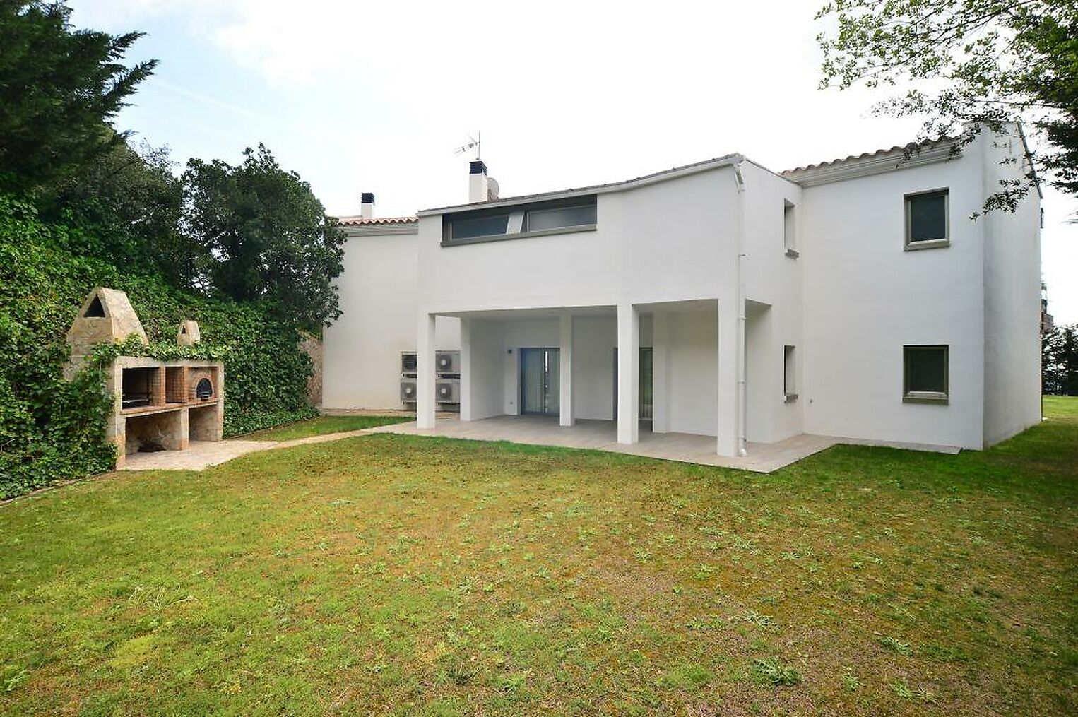 Modern Villa with private swimming pool and big garden located in Platja d´Aro.