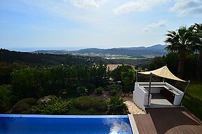 Propiedad estilo moderno con piscina y gran jardín situada en Playa de Aro.