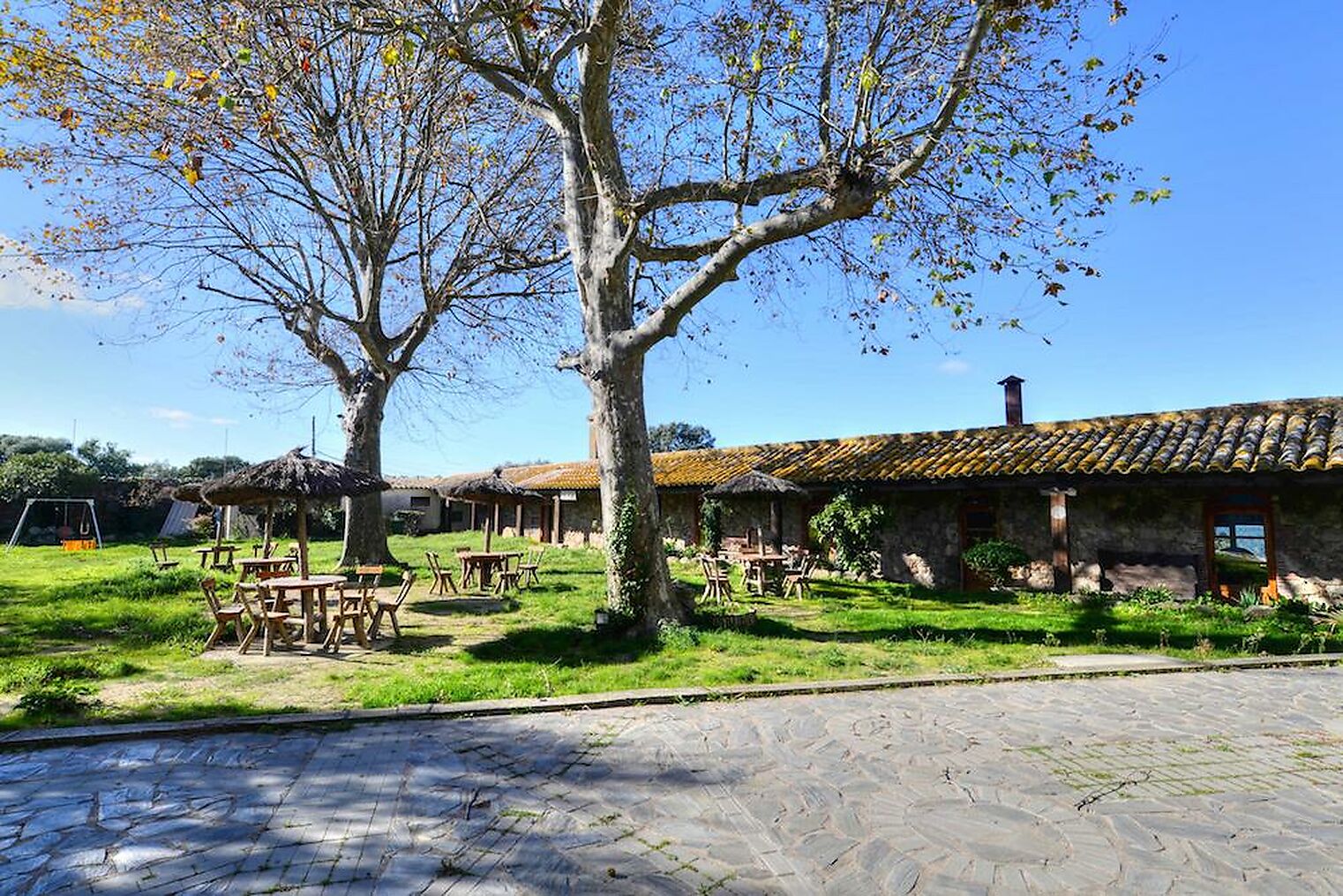 Hermosa antigua Masia con restaurante en Romanyà de la Selva, perfecto para un hotel y restaurante.