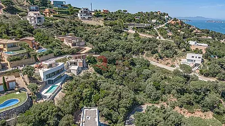 Casa de diseño a estrenar con vistas al mar y a la montaña
