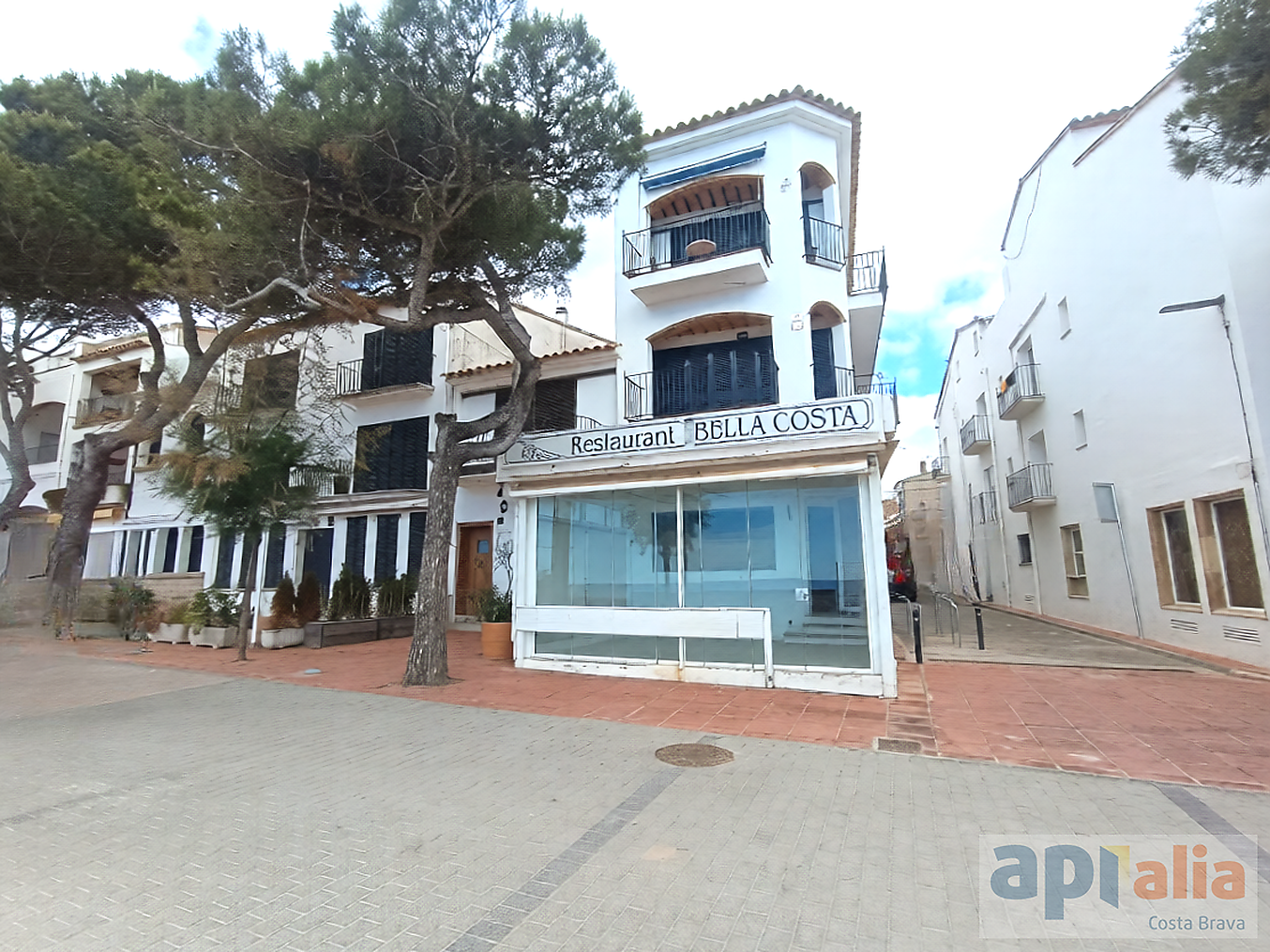 EXCLUSIVE APIALIA COSTA BRAVA, beachfront restaurant.