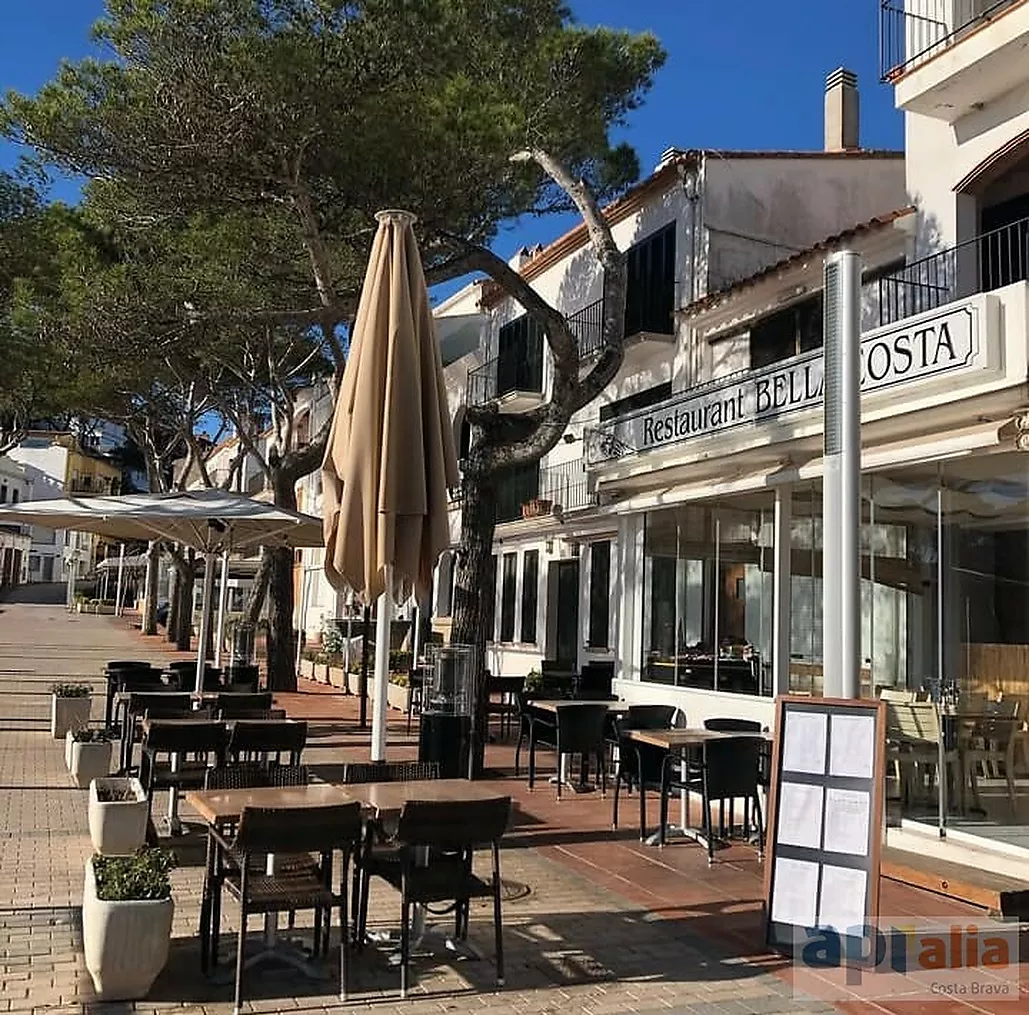 EXCLUSIVE APIALIA COSTA BRAVA, beachfront restaurant.