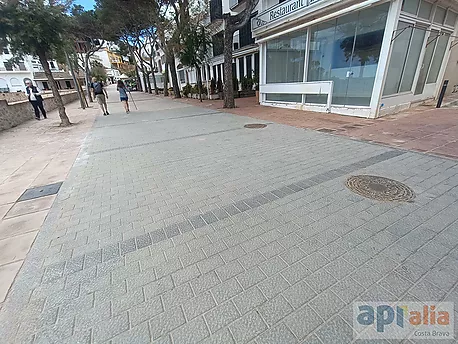 EXCLUSIVE APIALIA COSTA BRAVA, beachfront restaurant.