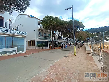 EXCLUSIVE APIALIA COSTA BRAVA, beachfront restaurant.