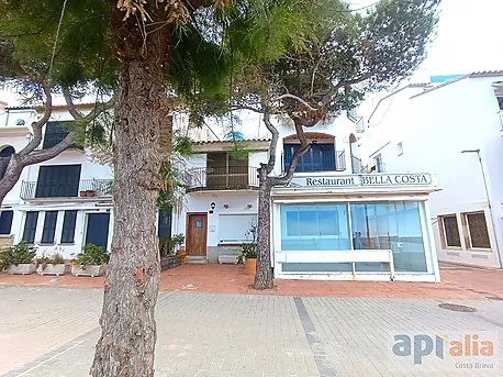 EXCLUSIVE APIALIA COSTA BRAVA, beachfront restaurant.